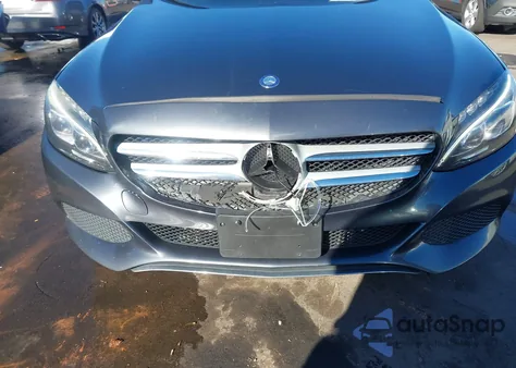 2015 Mercedes-Benz C 300 4Matic z USA, uszkodzony, nr VIN 55SWF4KBXFU038634